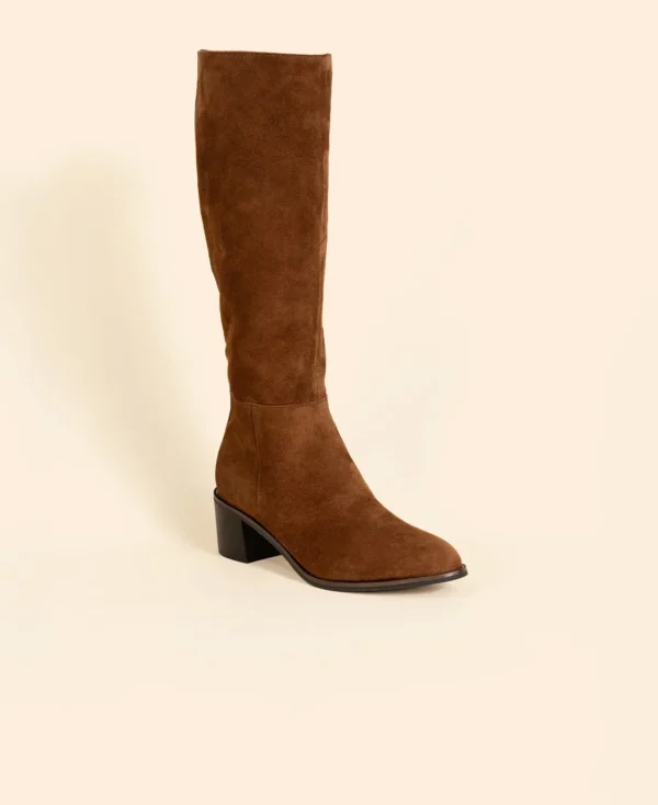 Botte TEMPO en croûte de cuir marron, zip intérieur, surpiqûres et tranches teintées à l'arrière, talon bloc de 5 cm, vue 3/4.