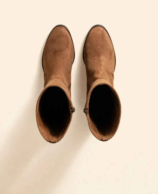 Botte TEMPO en croûte de cuir marron, zip intérieur, surpiqûres et tranches teintées à l'arrière, talon bloc de 5 cm, vue de dessus.