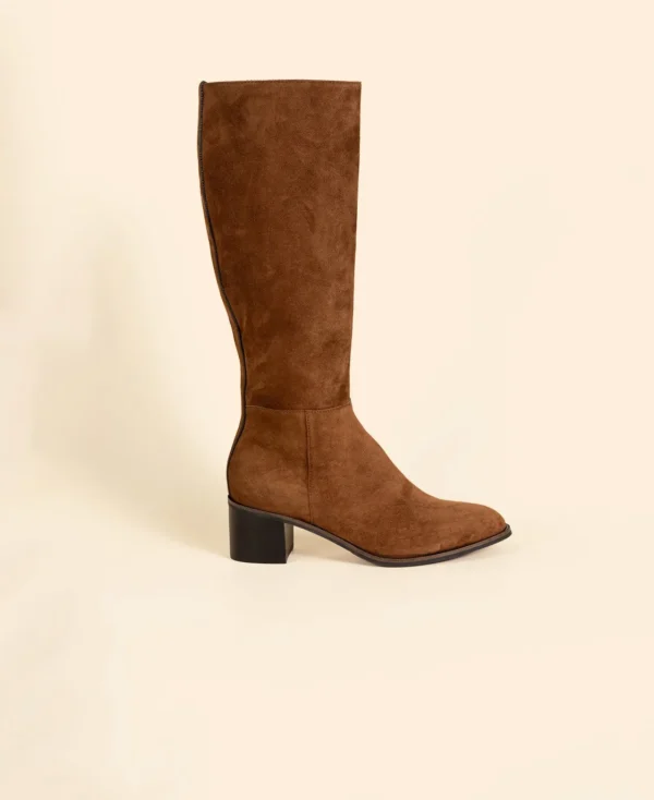 Botte TEMPO en croûte de cuir marron, zip intérieur, surpiqûres et tranches teintées à l'arrière, talon bloc de 5 cm, vue profil.