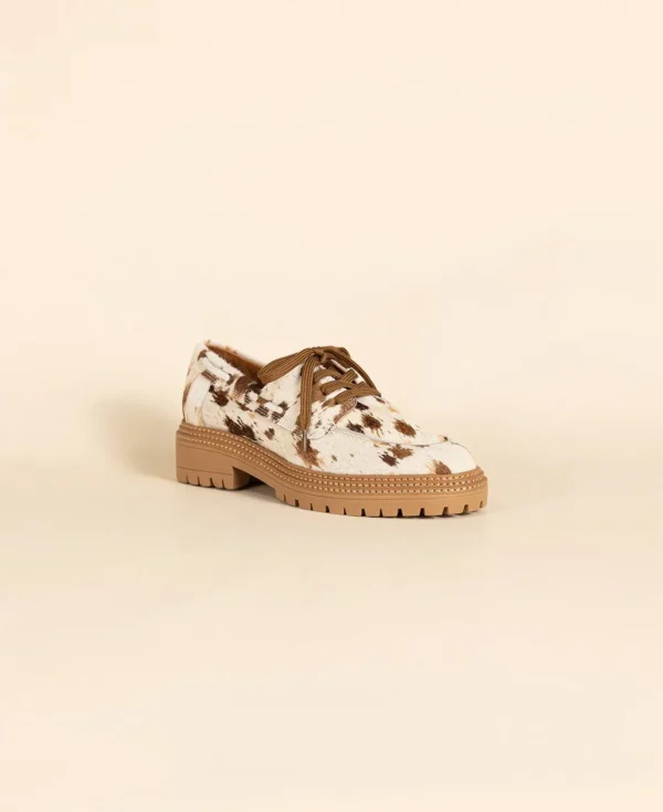 GRADA, chaussure bateau femme à semelle crantée en cuir vache beige à poils, avec surpiqûres semelles et talon de 4 cm, vue 3/4.