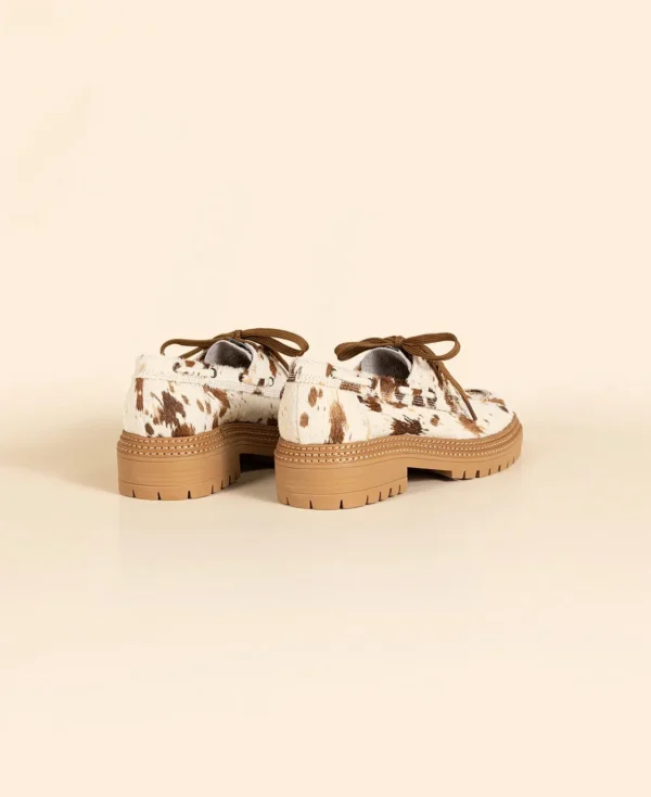 GRADA, chaussure bateau femme à semelle crantée en cuir vache beige à poils, avec surpiqûres semelles et talon de 4 cm, vue arrière.