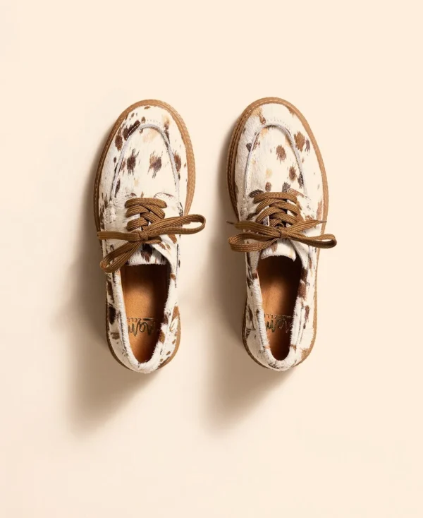 GRADA, chaussure bateau femme à semelle crantée en cuir vache beige à poils, avec surpiqûres semelles et talon de 4 cm, vue de dessus.