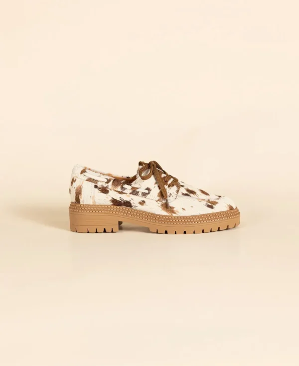 GRADA, chaussure bateau femme à semelle crantée en cuir vache beige à poils, avec surpiqûres semelles et talon de 4 cm, vue profil.